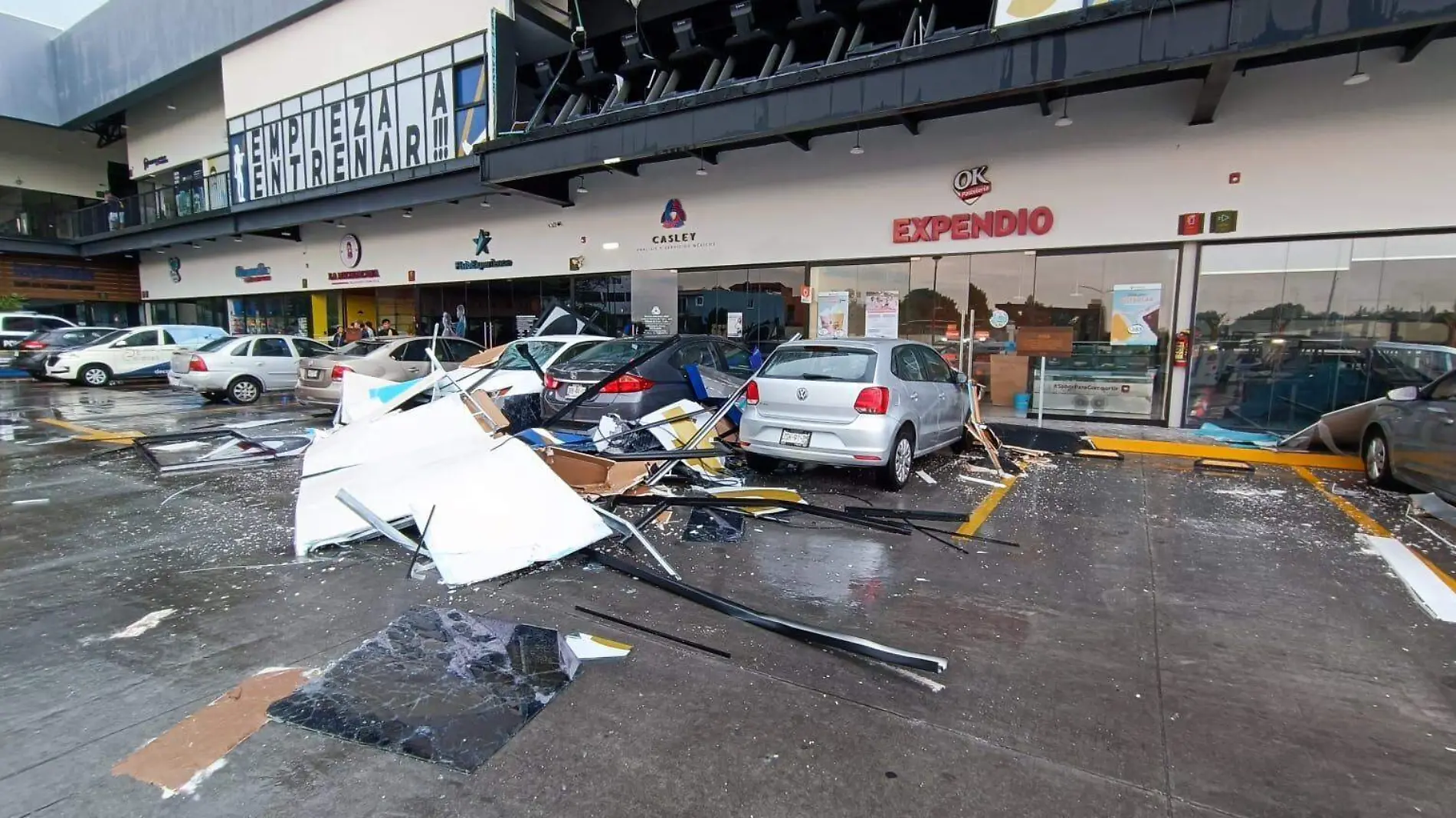 Lluvia derrumba  la parte exterior de un gimnasio en Zapopan